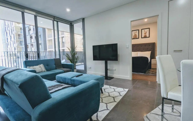 Elegant 3-bed 2-bath, balcony, with pool included, NO PARTIES!