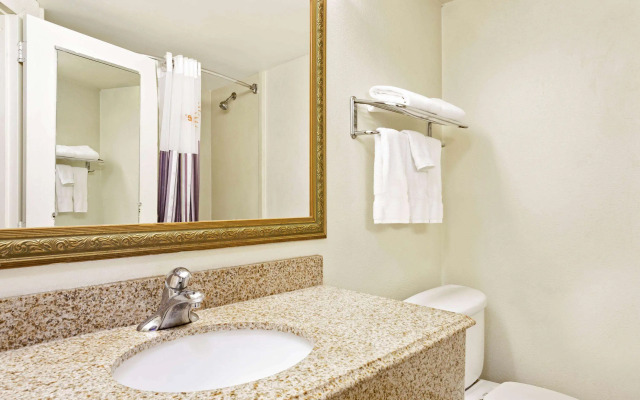 La Quinta Inn & Suites by Wyndham Stamford / New York City