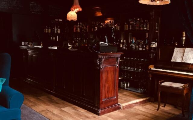 Gin Lounge Rooms