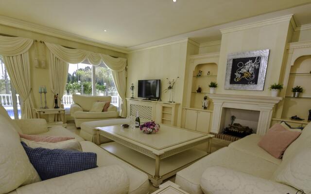 20001 - Exquisite Villa 50M To Beach