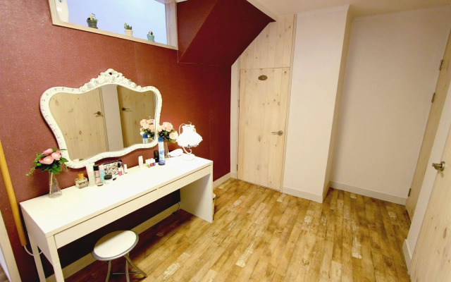 Unni House