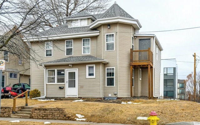 Walkable Location: Welcoming Unit in Omaha