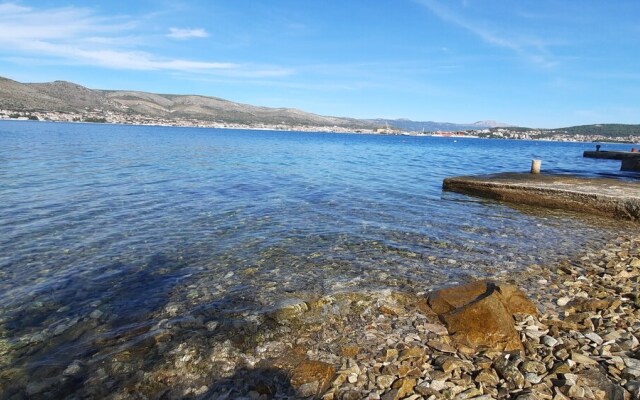 Inviting 3-bed Apartment in Okrug Donji Beachfront