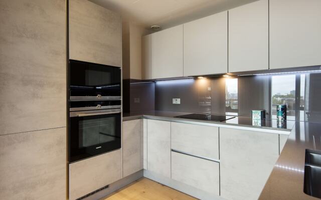 Contemporary Victoria Home by the River Thames