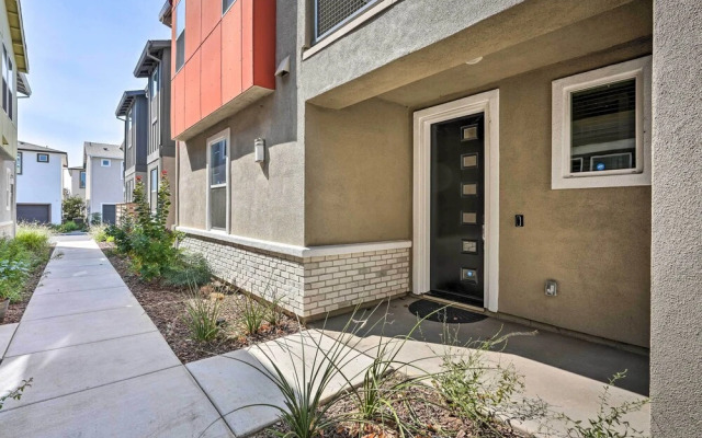 Pet-friendly Elk Grove Retreat w/ Balcony!
