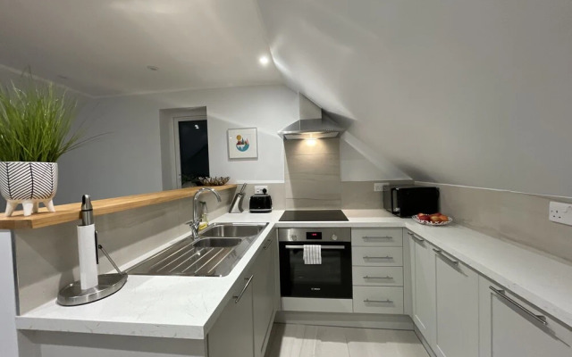 5 Star Unique Luxury Detached Apartment in Windsor
