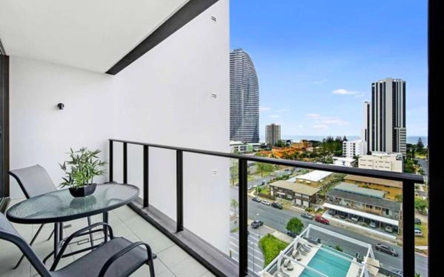 Broadbeach 2 Bedroom FREE WIFI, Netflix & Parking