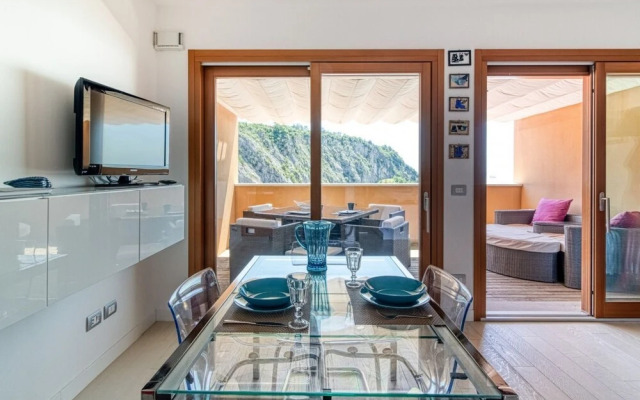 The Lady in Red Studio Flat with Sea View Terrace