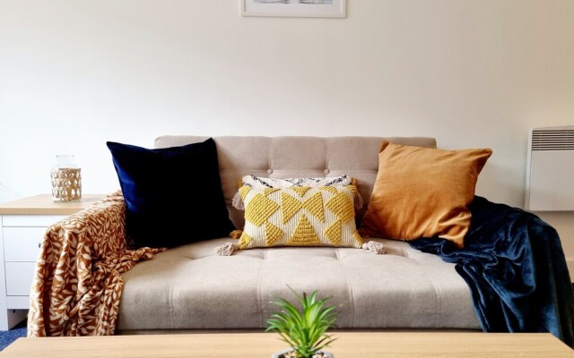 Airy Home with Free Parking in Glasgow