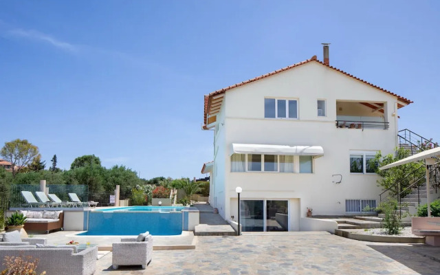Villa Elihrisos-private Heated Pool Near the sea