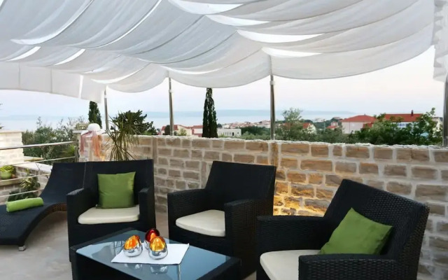 Okrug Gornji Luxurious Escape Villa With Pool