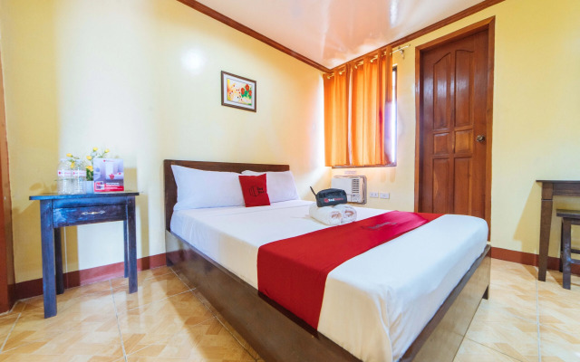 RedDoorz near Golden Sarok Shrine