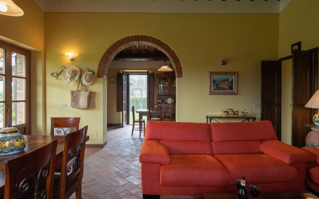 Spacious Villa at Lombriciano with Swimming Pool