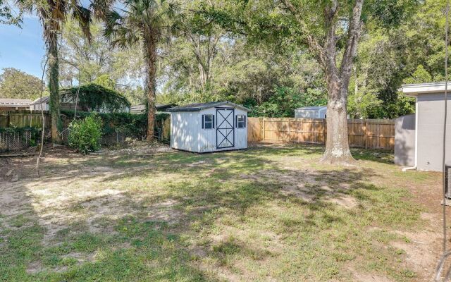 Tampa Home w/ Patio - 1 Mi to Busch Gardens!