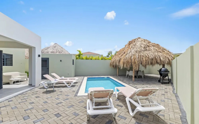 Villa Paradise with pool at mambo beach