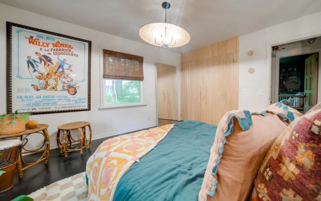 Stylish Willoughby Hills Retreat w/ Fireplace!
