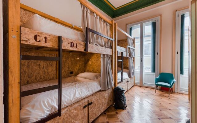 R10 Hostal - Hostel