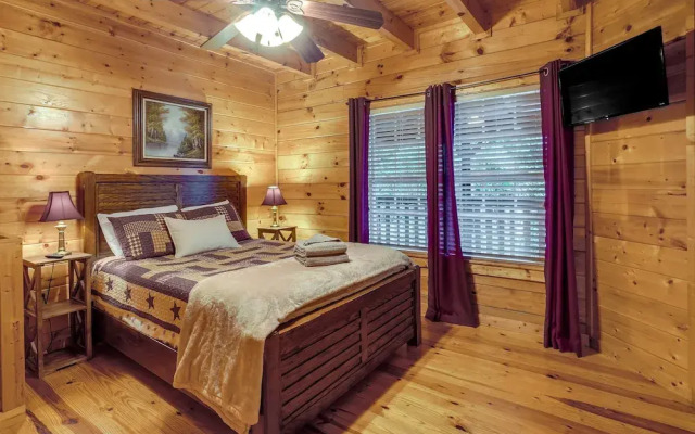 Gatlinburg Getaway: Private Hot Tub & Fireplace!