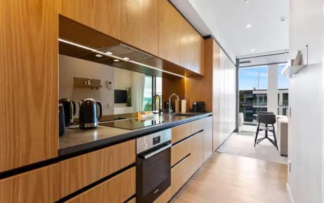 Sleek Modern Studio With Balcony!