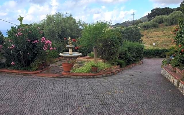 Stanza in Villa con giardino vista mare