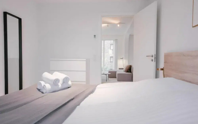 Stunning 2-bed w Large Balcony