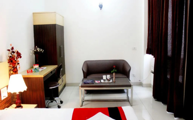 Hotel Cyber Inn by OYO Rooms