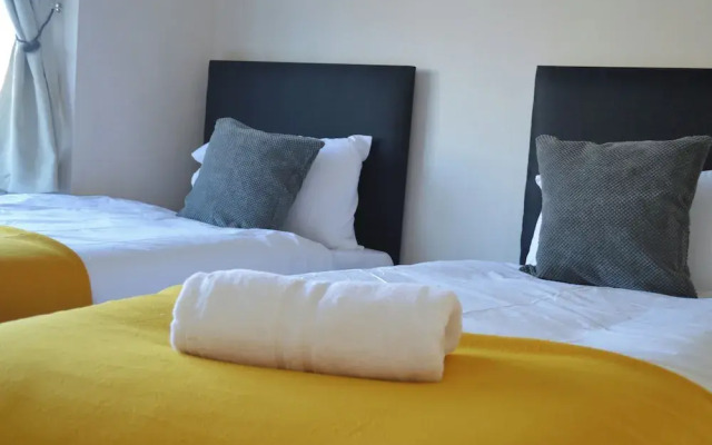 Colindale/sleeps7/privategarden/3br/freeparking/