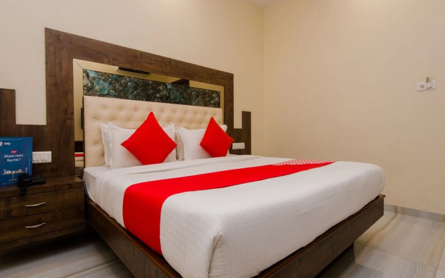 OYO 9327 Royce Executive