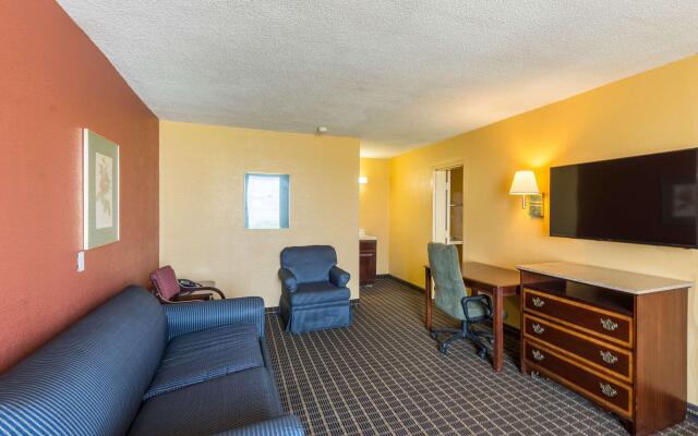 Econo Lodge Inn & Suites