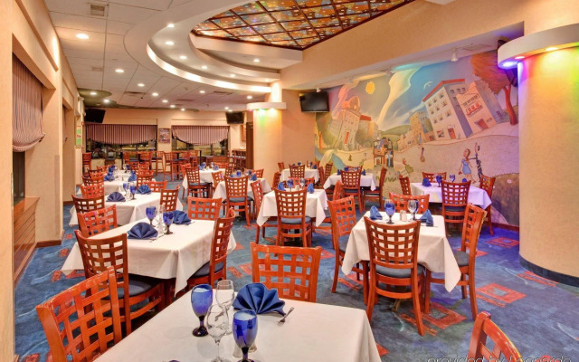 Holiday Inn Hotel & Suites Warren by IHG