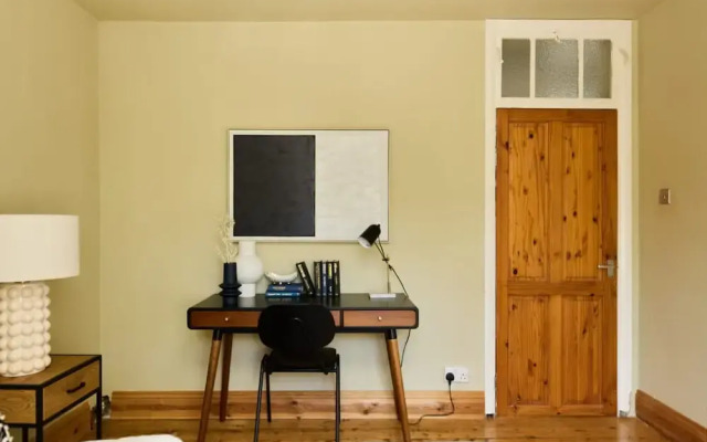 The Holloway Place - Modern 1bdr Flat With Balcony