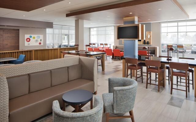 Holiday Inn Express & Suites Portland Airport - Cascade Stn, an IHG Hotel