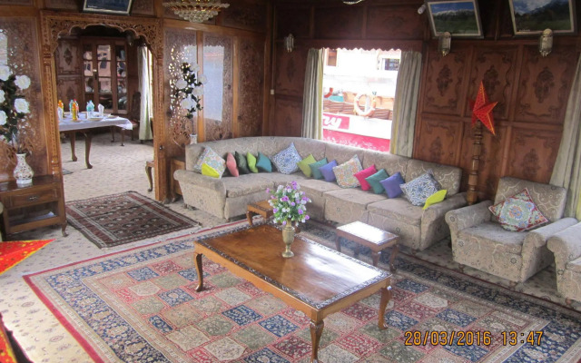 Zaffer Group of Houseboats