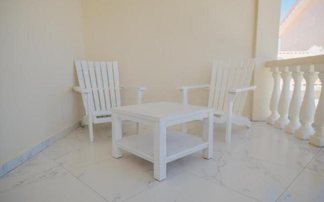 Huge 4-bedroom Apartment 2 km From Eagle Beach