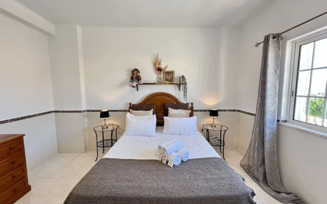 Pêra Stylish Villa With Pool by Homing