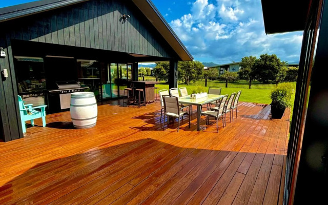 Black Beauty Retreat - Matarangi Holiday Home