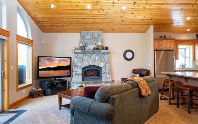 Hillside Mountain Creek Haven 4 Bedroom Home