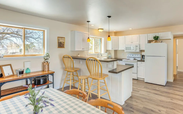 Patio & Mountain Views: Farmhouse in Mancos!