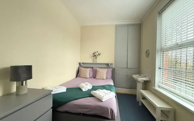 Spacious 6BR Property with Parking
