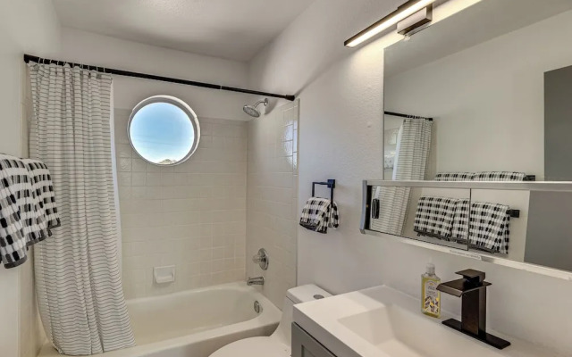 Sun Lakes Home: Fire Pit, Patio, Grill!