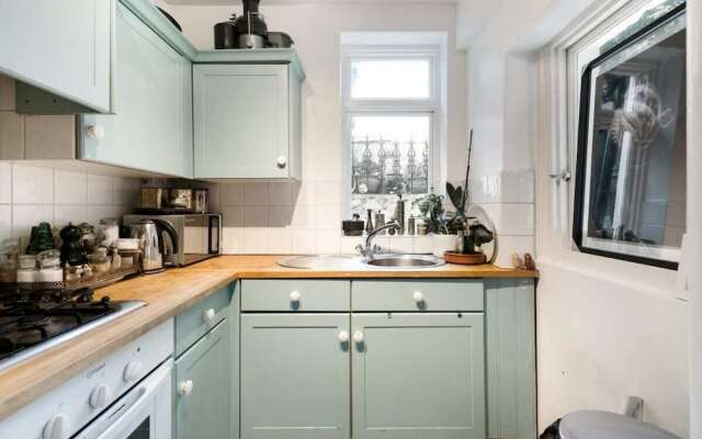 Modern & Beautiful Garden Apartment in Hammersmith, London