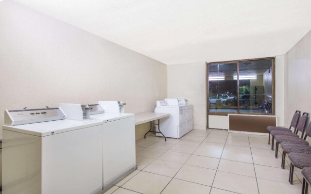 Days Hotel by Wyndham Oakland Airport-Coliseum