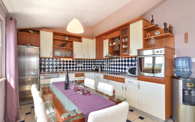 Amazing Home in Podstrana With Wifi and 6 Bedrooms