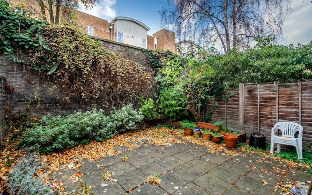 JOIVY Homely 2 Bed Riverside Flat with Patio in Hammersmith