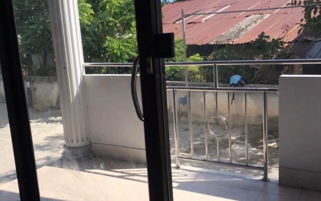 On Lee Apartment