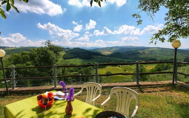 Rustic Apartment in Caprese Michelangelo near Lake