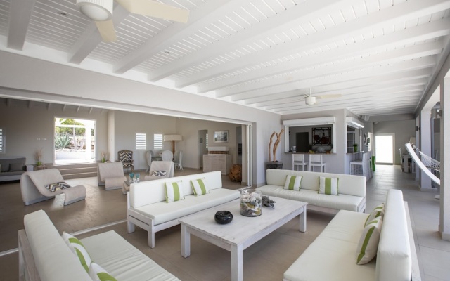 Walk to the Beach! Fabulous Villa With Huge Heated Pool, AC, Free Wifi, Ideal for Groups — фото 3
