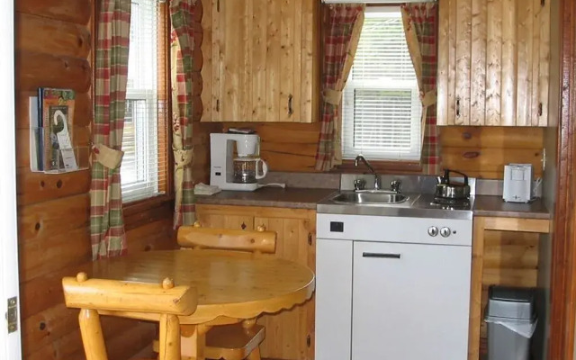 Auberge Les Jardins Inn-Motel Le Brayon & Chalets