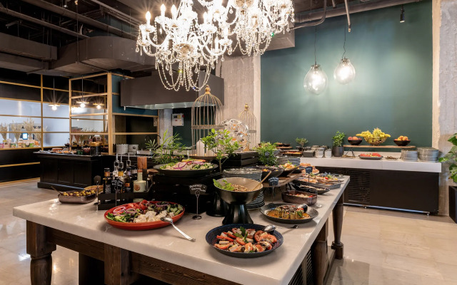 Skylark, Aluma Hotel & Resort