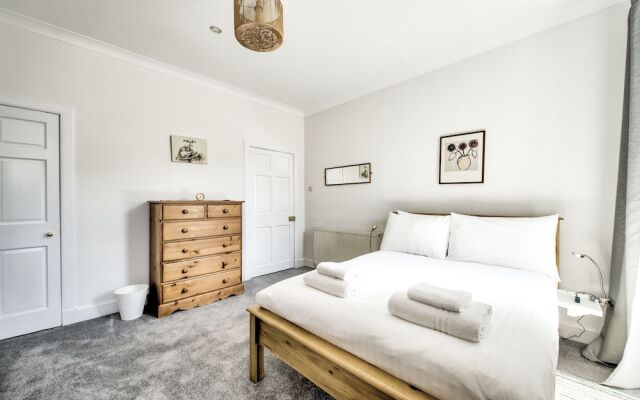 Spacious 2Br Home In New Town